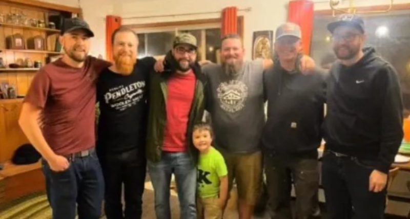 Un joven organiza una fiesta improvisada para sus tíos, y los resultados conmovedores son absolutamente preciosos.