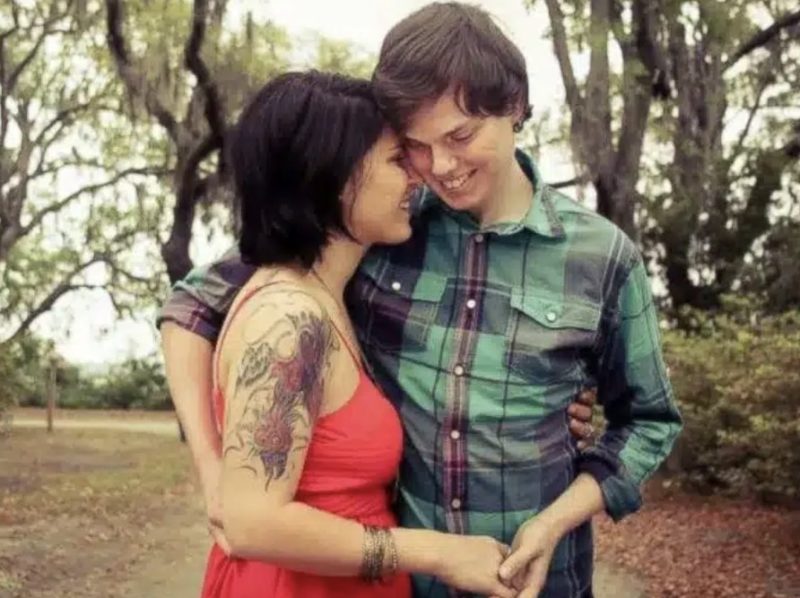 Ella se negó a desconectar el soporte vital de su esposo, y muchos meses después, él volvió a la vida y dijo dos palabras sorprendentes.