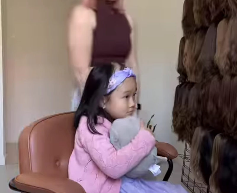 Alegría incontenible: Observa la reacción de una niña de 4 años ante su primera peluca mientras enfrenta la alopecia areata | VIDEO
