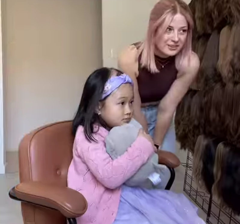 Alegría incontenible: Observa la reacción de una niña de 4 años ante su primera peluca mientras enfrenta la alopecia areata | VIDEO