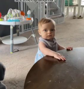 La reacción alegre y adorable de un niño pequeño ante la visita de la abuela arrasa en Internet. | MIRA