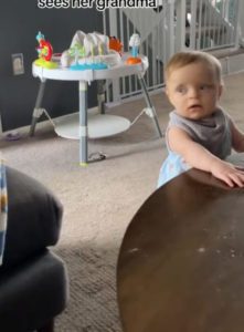 La reacción alegre y adorable de un niño pequeño ante la visita de la abuela arrasa en Internet. | MIRA
