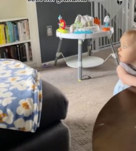 La reacción alegre y adorable de un niño pequeño ante la visita de la abuela arrasa en Internet. | MIRA