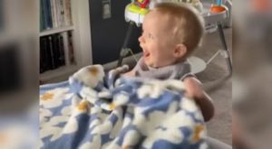 La reacción alegre y adorable de un niño pequeño ante la visita de la abuela arrasa en Internet. | MIRA