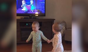 Notablemente talentosos gemelos recrean perfectamente una escena de "Frozen" de Disney | MIRA
