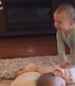 Notablemente talentosos gemelos recrean perfectamente una escena de "Frozen" de Disney | MIRA