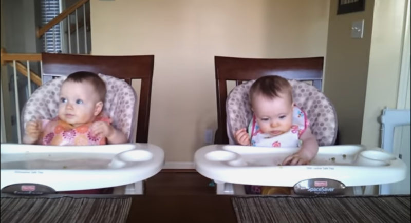 Mientras papá toca la guitarra, los gemelos se envían mensajes. Lo que hacen a continuación te hará reír tanto.