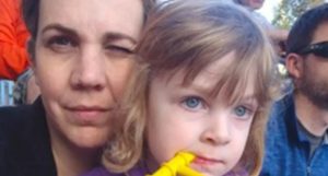 Un niño de 3 años se dirigió a un desconocido como "papá" y le pidió un abrazo: la mamá se sorprendió por su reacción.