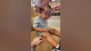 El momento en que este adorable niño ve a su mamá claramente por primera vez es invaluable y sin duda alegrará tu día.