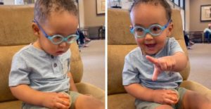 El momento en que este adorable niño ve a su mamá claramente por primera vez es invaluable y sin duda alegrará tu día.
