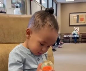 El momento en que este adorable niño ve a su mamá claramente por primera vez es invaluable y sin duda alegrará tu día.