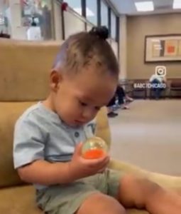 El momento en que este adorable niño ve a su mamá claramente por primera vez es invaluable y sin duda alegrará tu día.