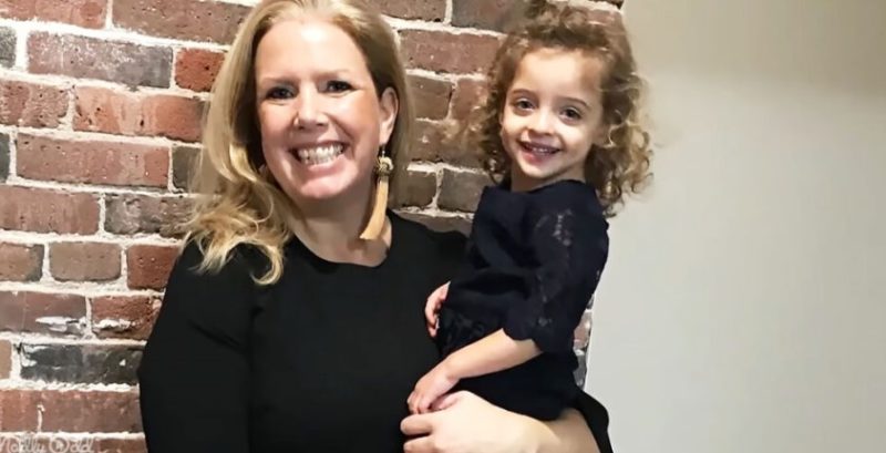 "Una enfermera de buen corazón decide cambiar la vida de un bebé de tres meses que no tiene visitantes en la UCI neonatal."