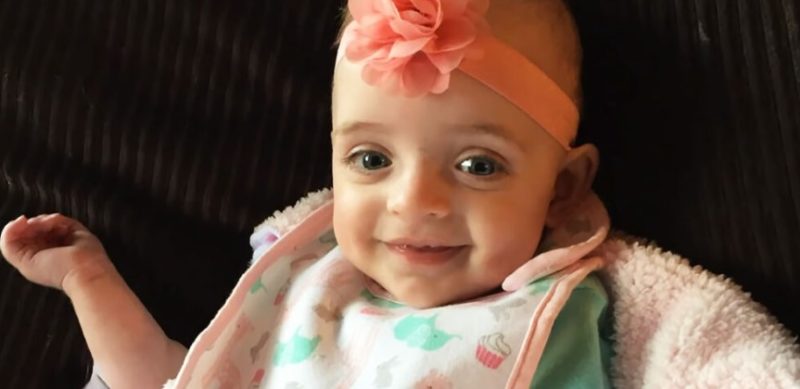 "Una enfermera de buen corazón decide cambiar la vida de un bebé de tres meses que no tiene visitantes en la UCI neonatal."