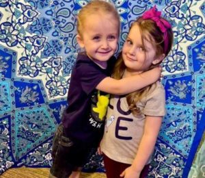 "Madre de Jacksonville crea conciencia después de que gemelos son encontrados muertos en un baúl de juguetes..."