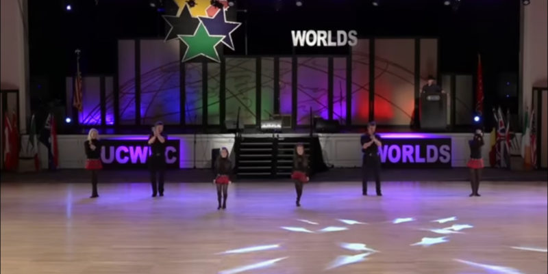 Una familia sube al escenario, pero una vez que se alinean, llevan las cosas al siguiente nivel.