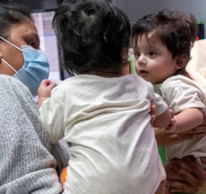 Padres y equipo médico rezan por gemelos unidos momentos antes de una cirugía de 17 horas, expresan gratitud mientras los gemelos regresan a casa sanos.
