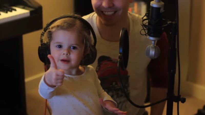 "La conmovedora canción de un niño de tres años deja al papá sin palabras y toca los corazones."