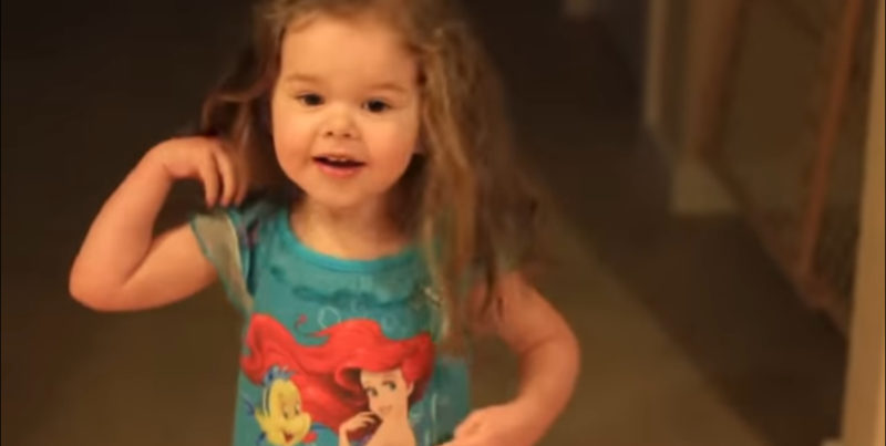 "La conmovedora canción de un niño de tres años deja al papá sin palabras y toca los corazones."