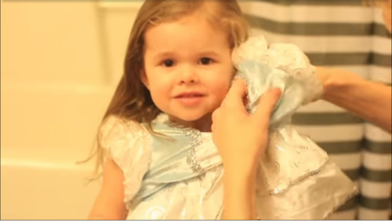 "La conmovedora canción de un niño de tres años deja al papá sin palabras y toca los corazones."