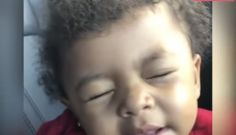 "Pequeña estrella ilumina Internet: la adorable interpretación de 'Dancing With A Stranger' por un niño de 2 años se vuelve viral."
