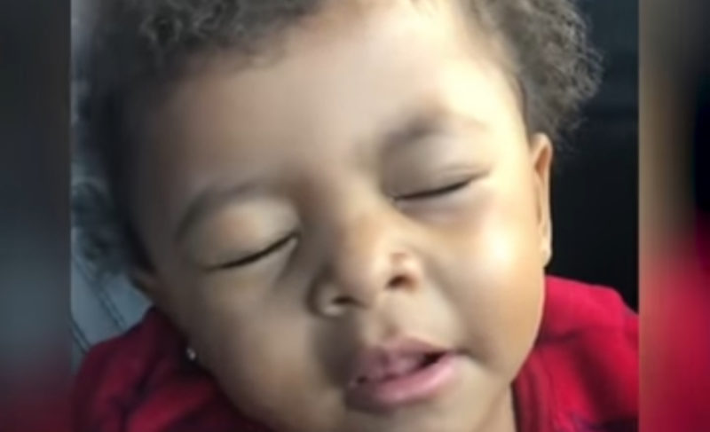 "Pequeña estrella ilumina Internet: la adorable interpretación de 'Dancing With A Stranger' por un niño de 2 años se vuelve viral."