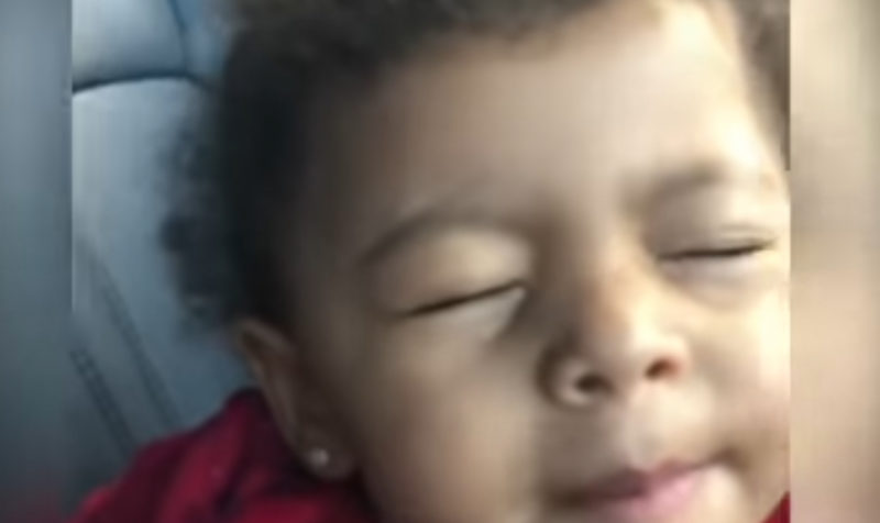 "Pequeña estrella ilumina Internet: la adorable interpretación de 'Dancing With A Stranger' por un niño de 2 años se vuelve viral."