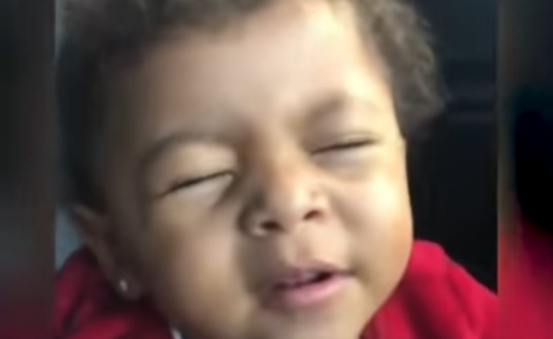 "Pequeña estrella ilumina Internet: la adorable interpretación de 'Dancing With A Stranger' por un niño de 2 años se vuelve viral."