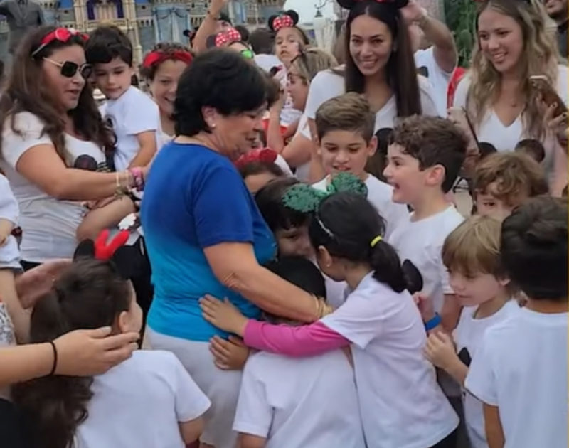 El profesor se sintió conmovido por este increíble gesto por parte de los estudiantes y sus padres.