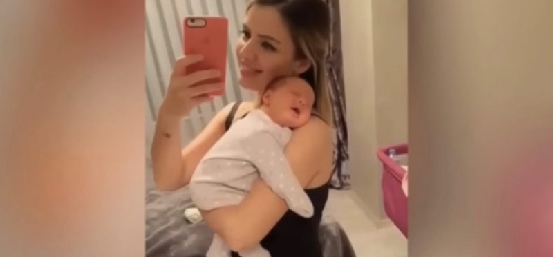 "La sonrisa en los rostros surge del amor que un recién nacido siente por su madre". Es realmente tierno, ¿verdad?