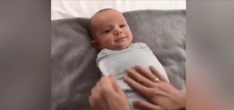 "La sonrisa en los rostros surge del amor que un recién nacido siente por su madre". Es realmente tierno, ¿verdad?