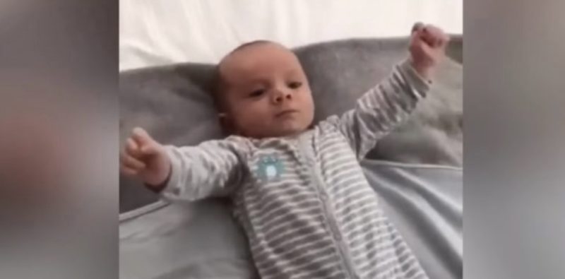"La sonrisa en los rostros surge del amor que un recién nacido siente por su madre". Es realmente tierno, ¿verdad?