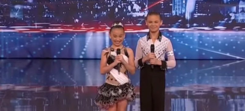 "Jóvenes hermanos y hermanas actúan como bailarines en el programa America's Got Talent. El jurado quedó realmente impresionado... miren su increíble actuación."