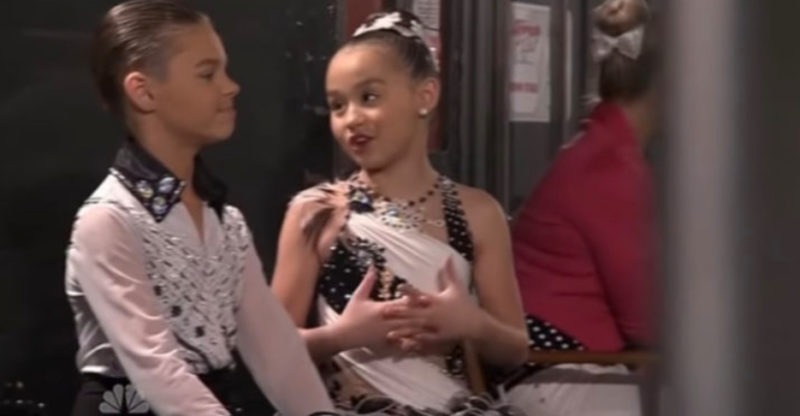 "Jóvenes hermanos y hermanas actúan como bailarines en el programa America's Got Talent. El jurado quedó realmente impresionado... miren su increíble actuación."