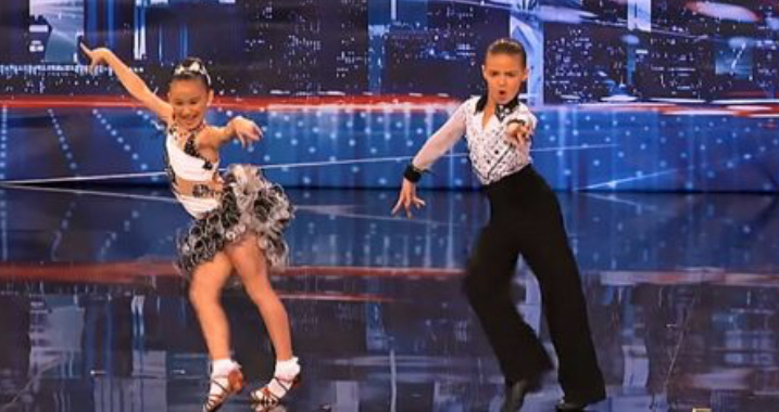 "Jóvenes hermanos y hermanas actúan como bailarines en el programa America's Got Talent. El jurado quedó realmente impresionado... miren su increíble actuación."