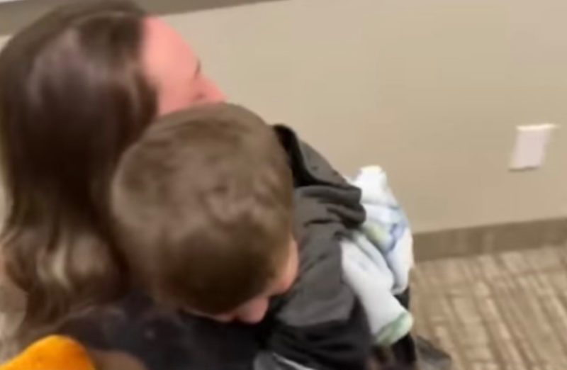 Mira el emotivo reencuentro de una madre y su hijo que llevan un año separados.