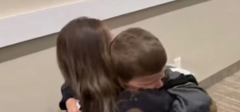 Mira el emotivo reencuentro de una madre y su hijo que llevan un año separados.