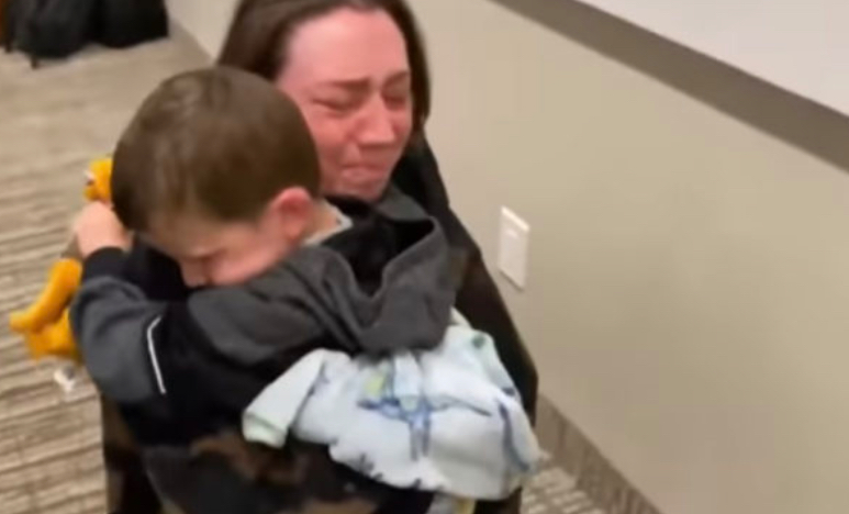 Mira el emotivo reencuentro de una madre y su hijo que llevan un año separados.