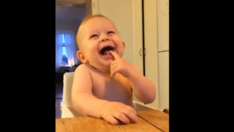 Divertida travesura de este pequeño provocó en él una risa histérica.