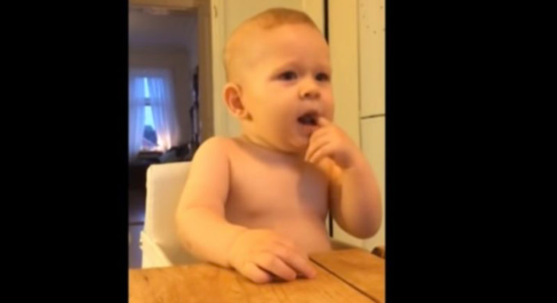 Divertida travesura de este pequeño provocó en él una risa histérica.