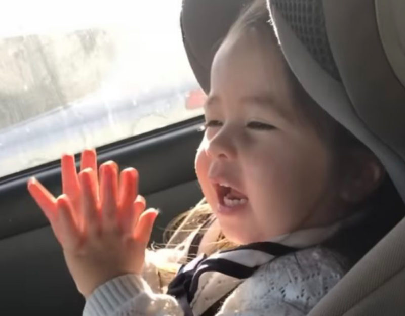 La chica comienza a bailar instantáneamente al sonar las primeras notas de la música. Su talento es asombroso; observar su baile provoca admiración.