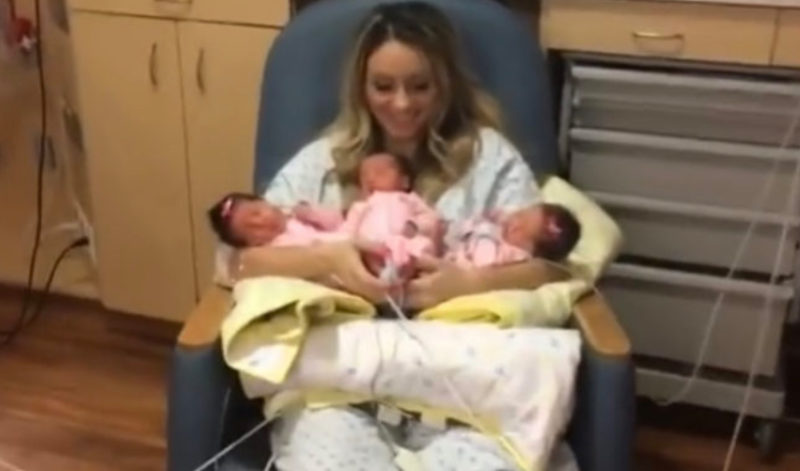 "Por primera vez, la madre abraza a sus tres bebés... Son tan encantadores... míralos."