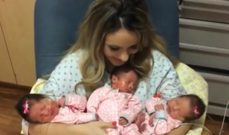 "Por primera vez, la madre abraza a sus tres bebés... Son tan encantadores... míralos."