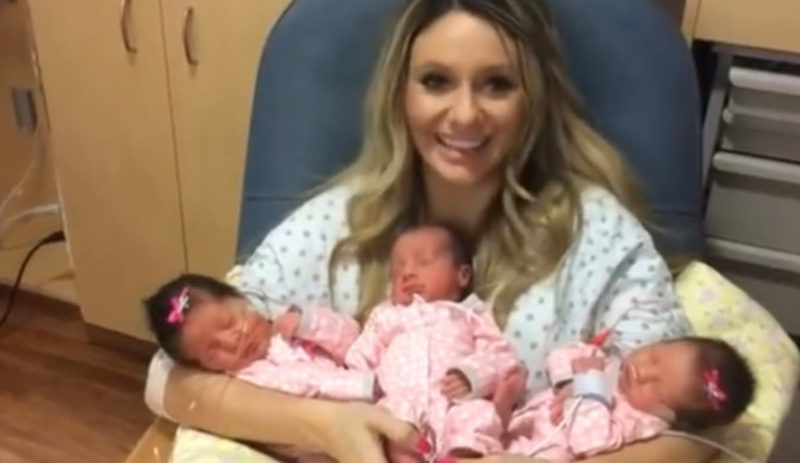 "Por primera vez, la madre abraza a sus tres bebés... Son tan encantadores... míralos."
