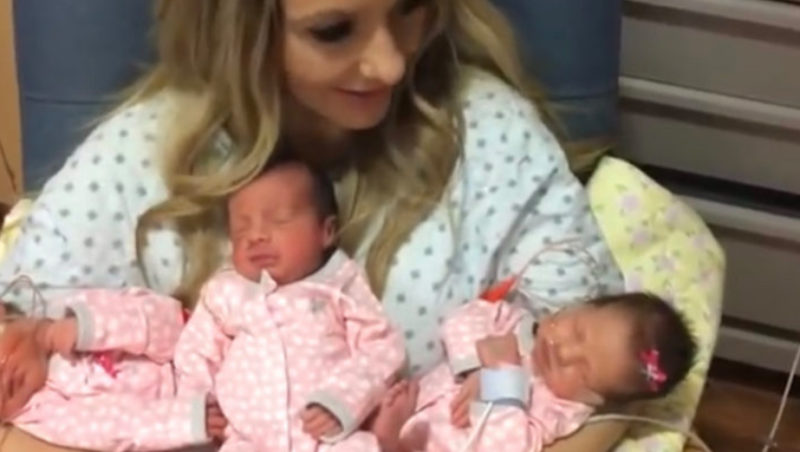 "Por primera vez, la madre abraza a sus tres bebés... Son tan encantadores... míralos."
