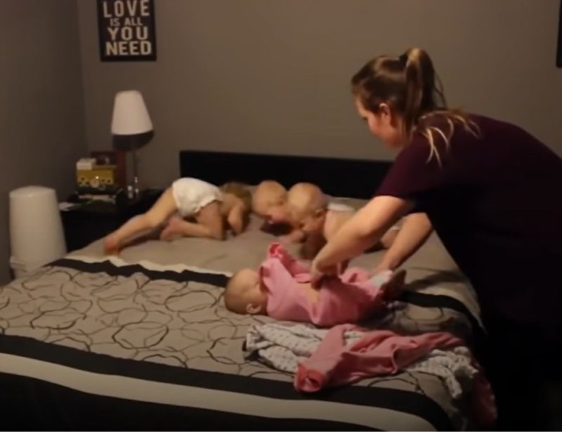 4 increíbles pequeñitos no dejan sola a su mamá; al ver sus fotos, todo quedará claro.