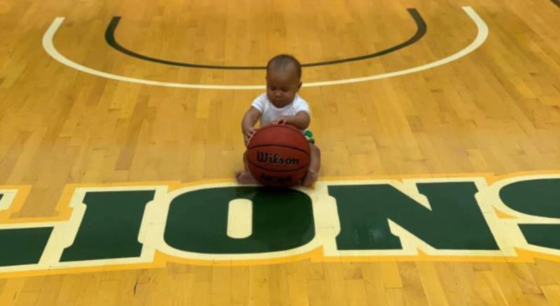 Pequeño espectador de un juego de baloncesto. La razón por la que está allí te sorprenderá.