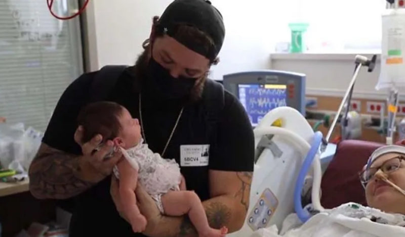 Emotivo video que muestra a una nueva madre sosteniendo a su bebé después de 85 días de separación.