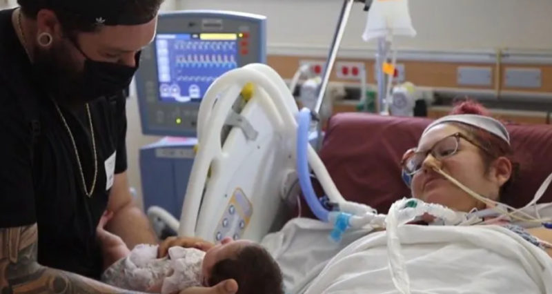 Emotivo video que muestra a una nueva madre sosteniendo a su bebé después de 85 días de separación.