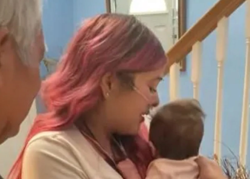 Emotivo video que muestra a una nueva madre sosteniendo a su bebé después de 85 días de separación.